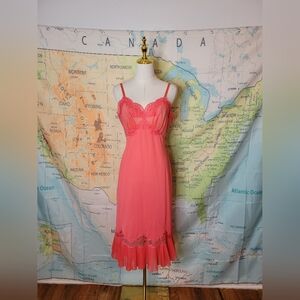 Beautiful Vintage Womens Vanity Fair Slip Coral Lace And Pleats Size 36
